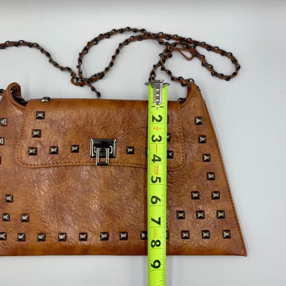 Vintage style boho brown camel rivet-studded chain biker shoulder crossbody bag - Picture 9 of 12